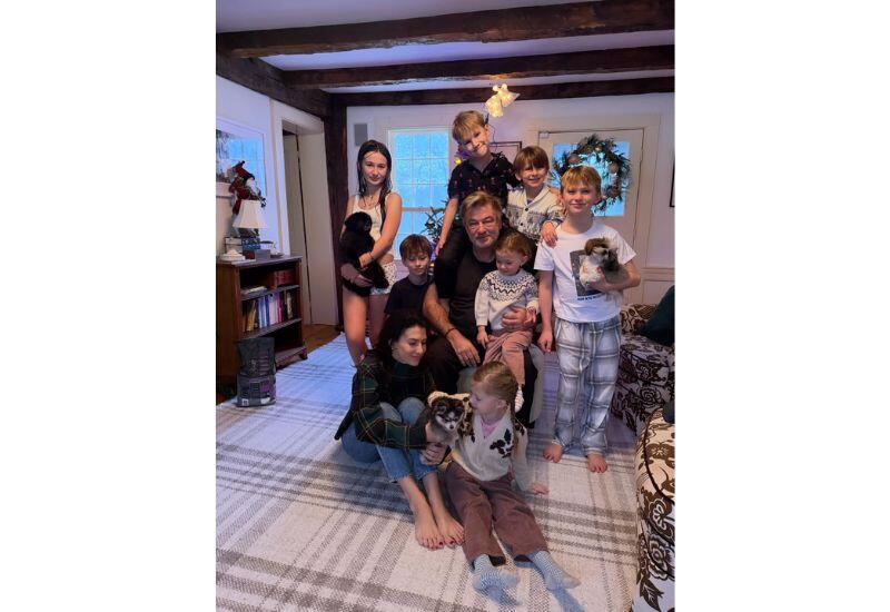 Алек Болдуин снялся с женой и семью детьми возле рождественской елки