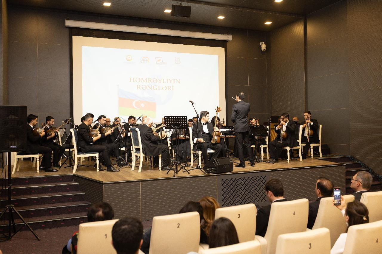 В Гянджинской государственной филармонии открылась выставка "Цвета солидарности"