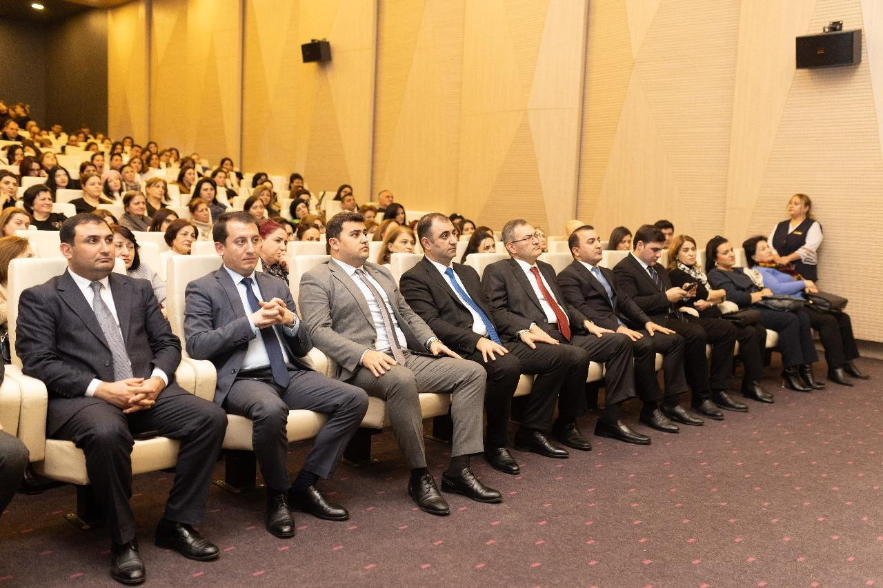 В Гянджинской государственной филармонии открылась выставка "Цвета солидарности"