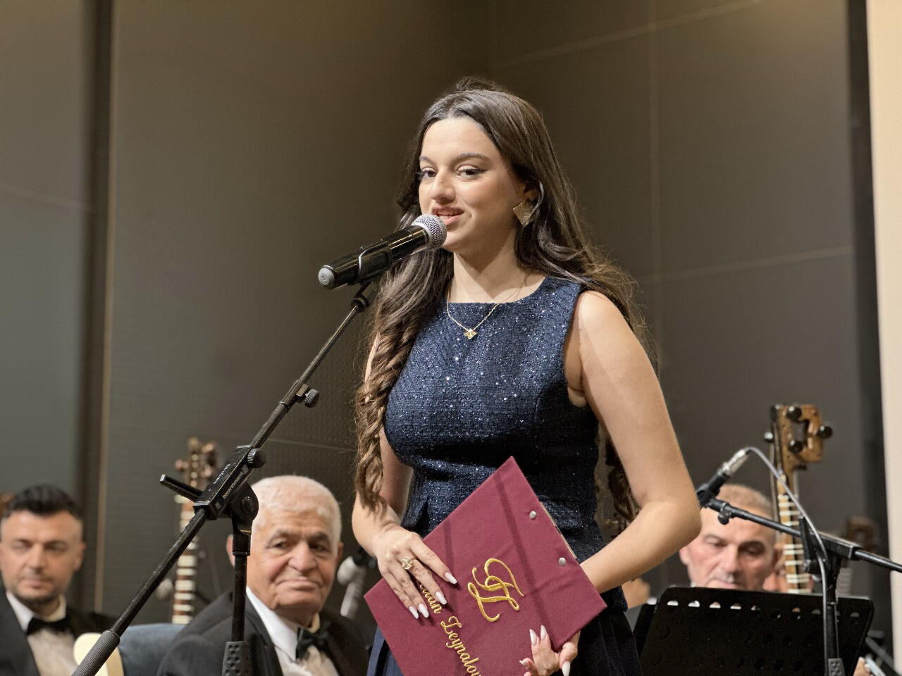 В Гянджинской государственной филармонии открылась выставка "Цвета солидарности"