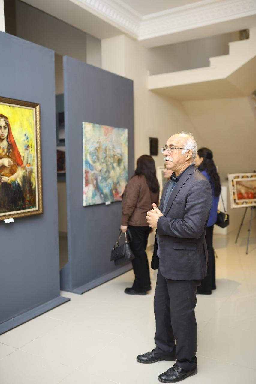 В Гянджинской государственной филармонии открылась выставка "Цвета солидарности"