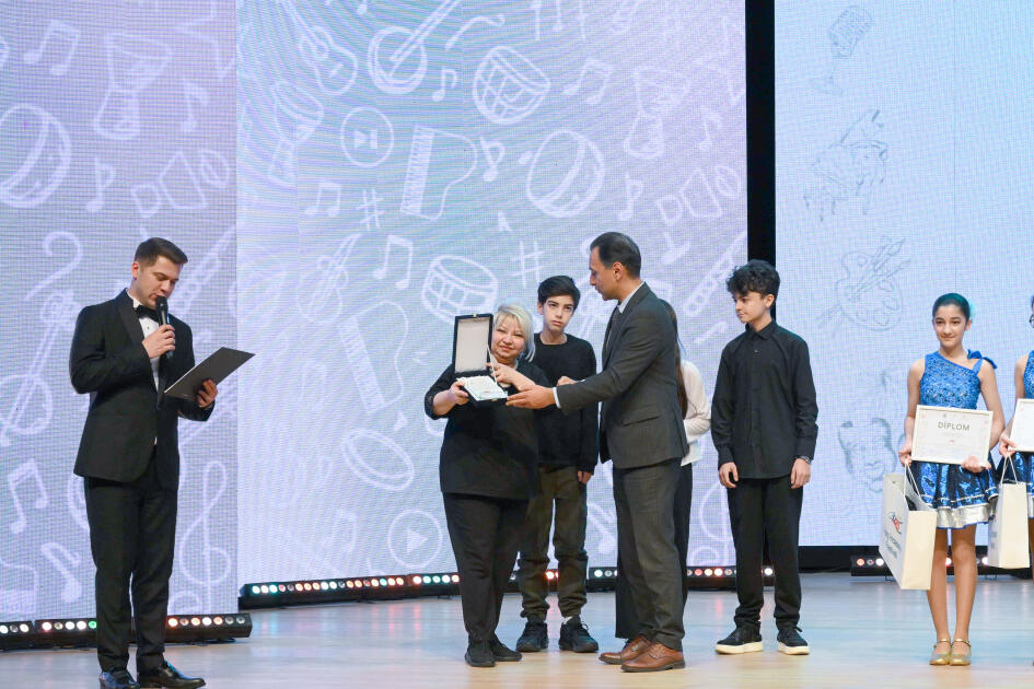 Leyla Əliyeva və Alena Əliyeva Uşaq İncəsənət Festivalının yekun mükafatlandırma mərasimində iştirak ediblər