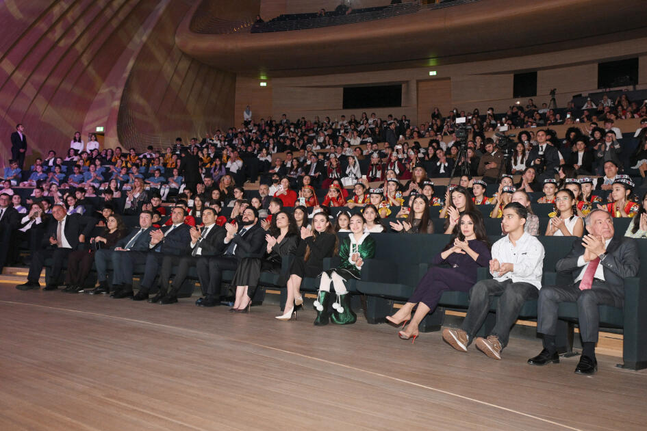 Leyla Əliyeva və Alena Əliyeva Uşaq İncəsənət Festivalının yekun mükafatlandırma mərasimində iştirak ediblər