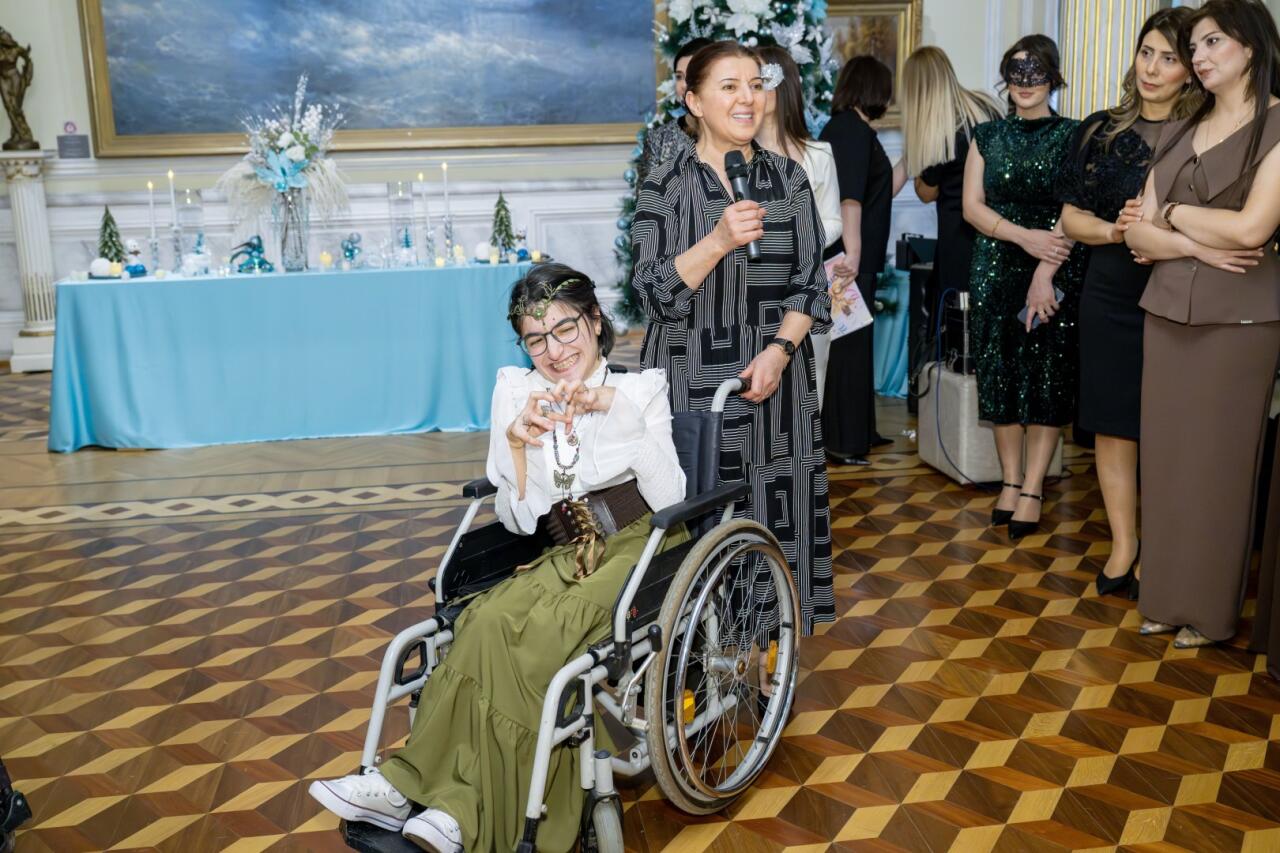 Искусство без границ: маскарадный бал для молодежи в Баку