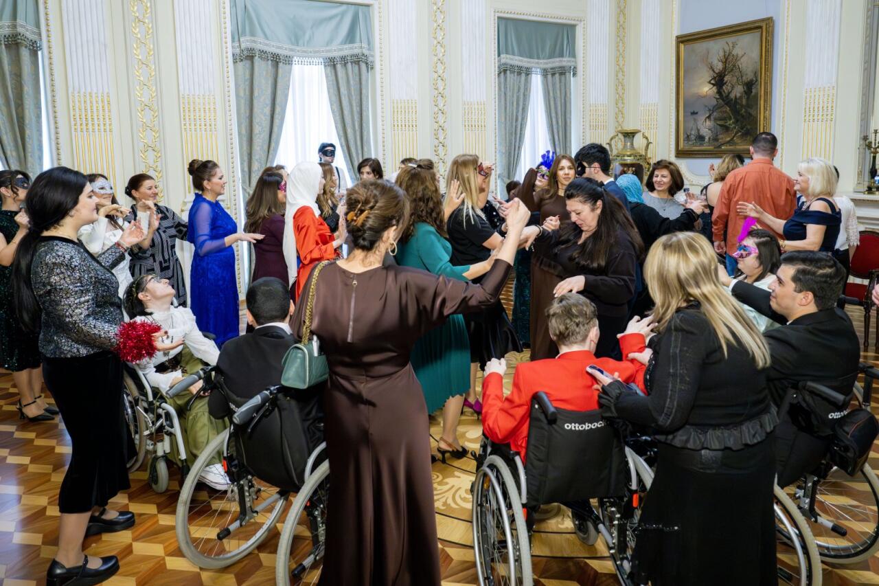 Искусство без границ: маскарадный бал для молодежи в Баку