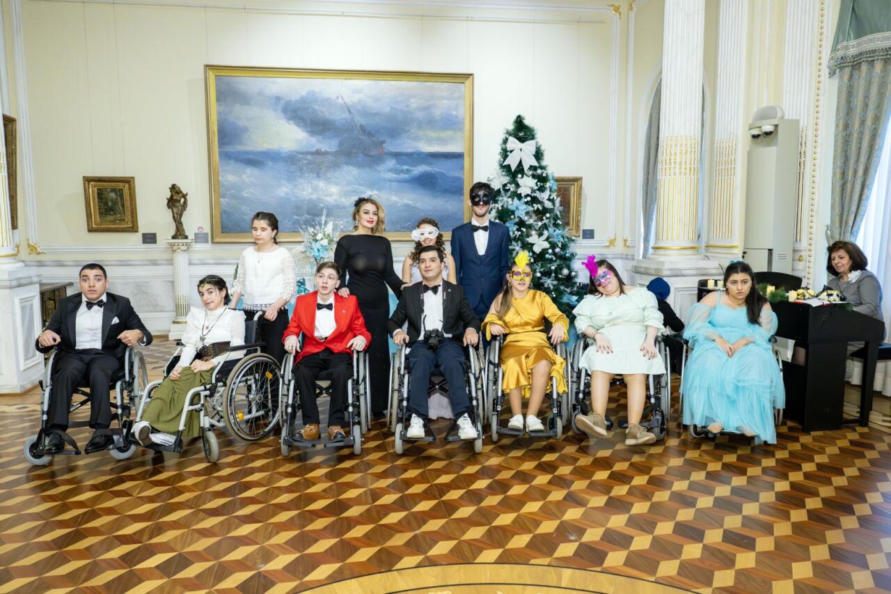 Искусство без границ: маскарадный бал для молодежи в Баку