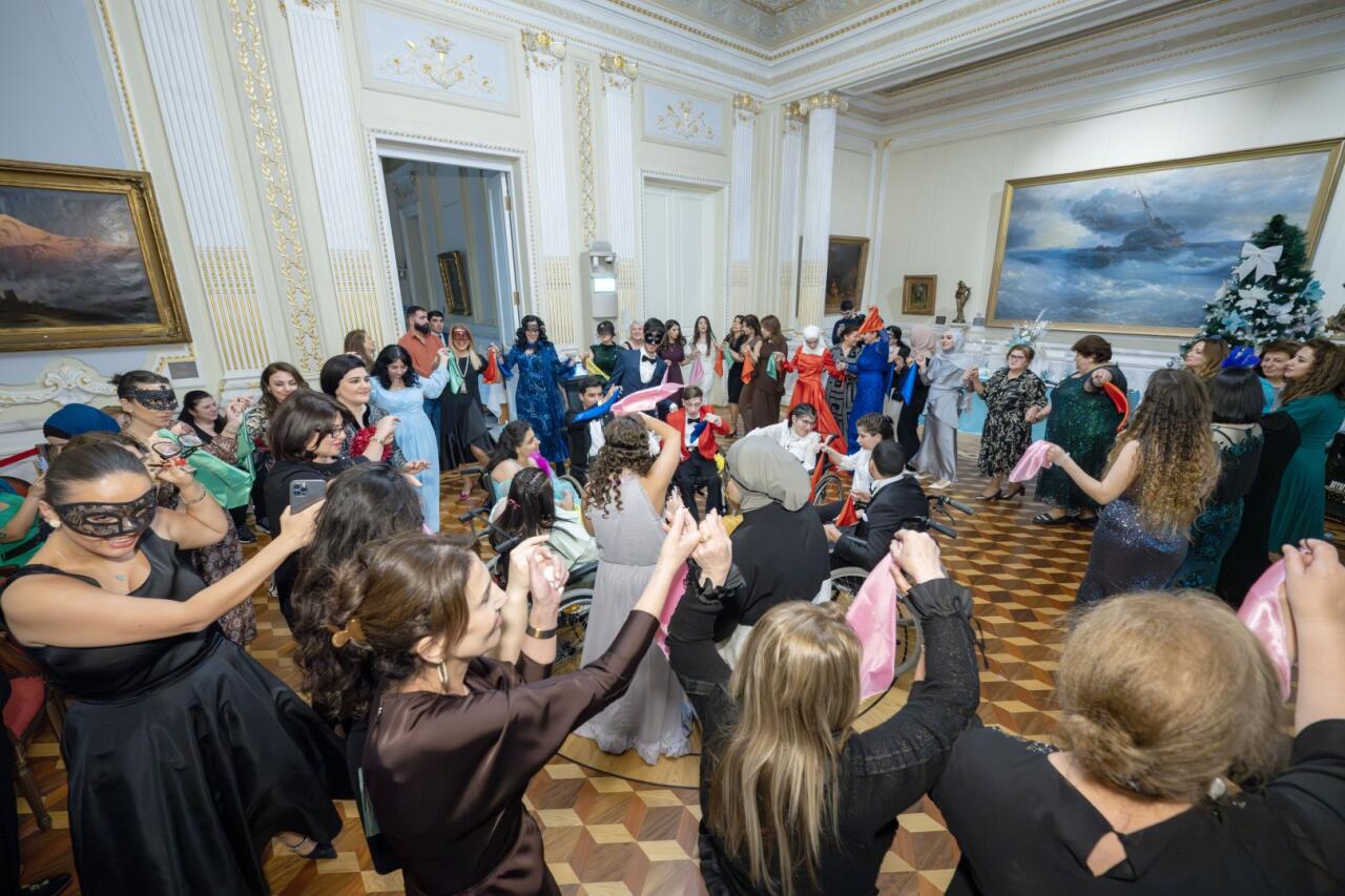 Искусство без границ: маскарадный бал для молодежи в Баку