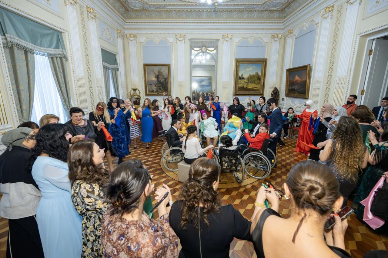 Искусство без границ: маскарадный бал для молодежи в Баку