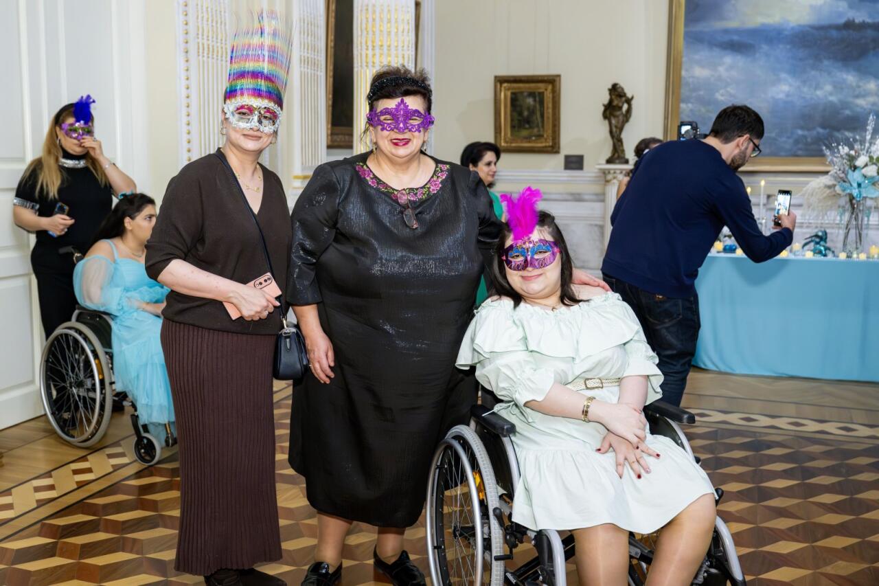 Искусство без границ: маскарадный бал для молодежи в Баку