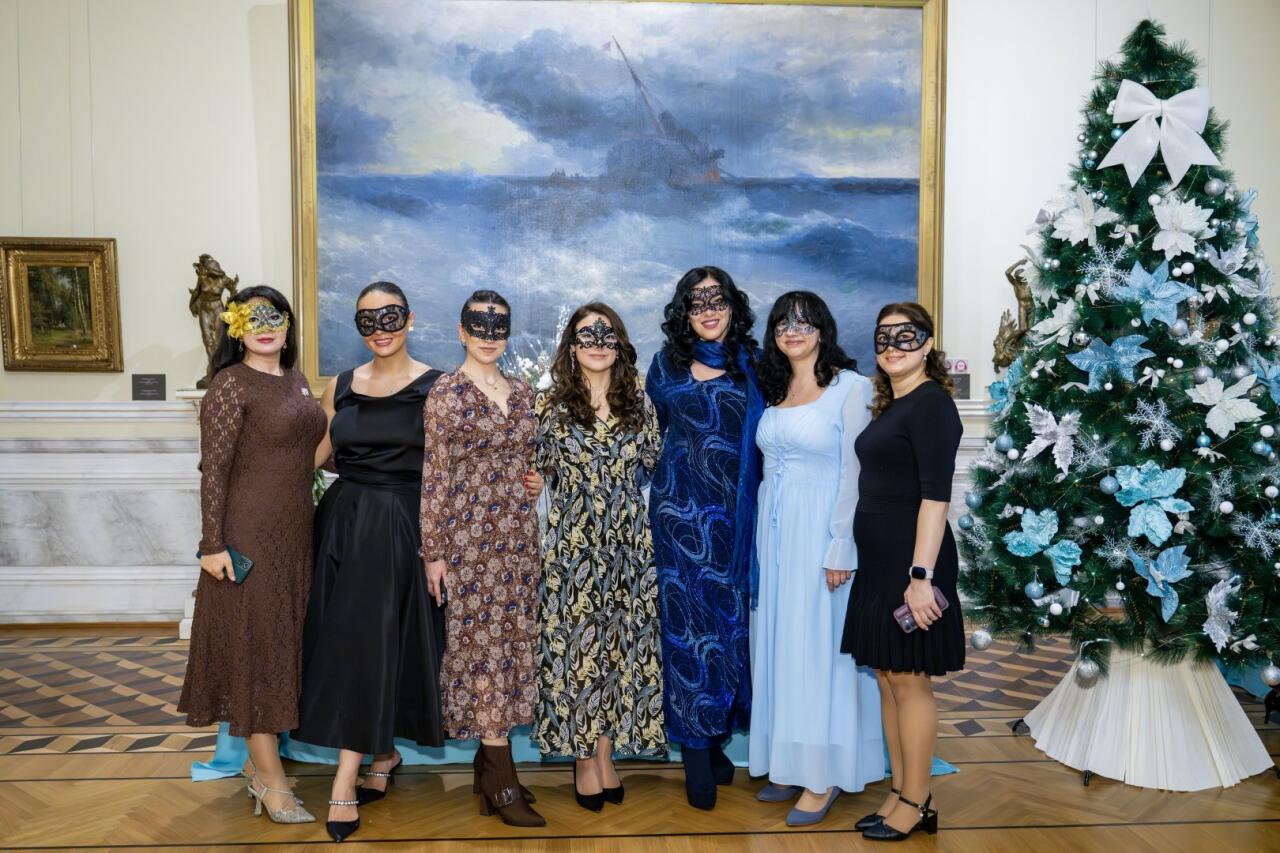 Искусство без границ: маскарадный бал для молодежи в Баку