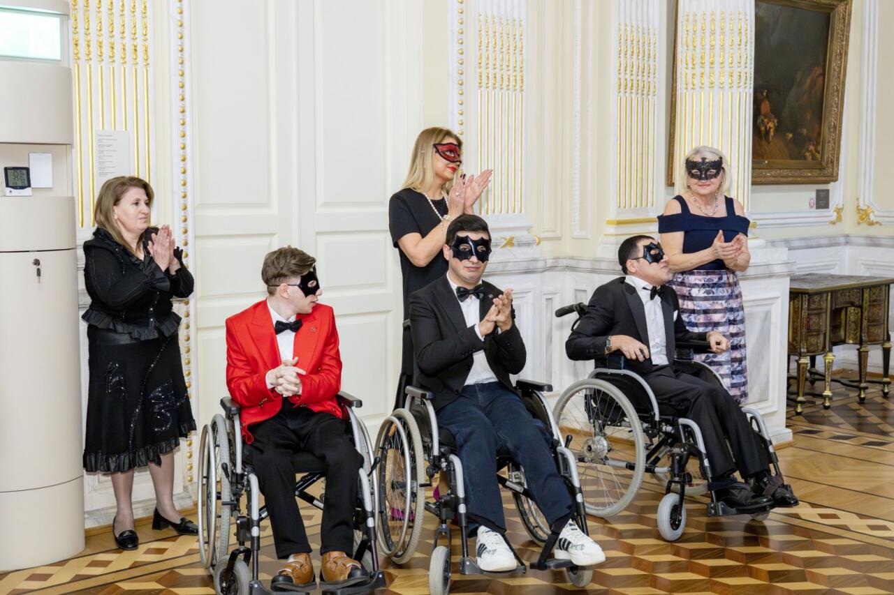 Искусство без границ: маскарадный бал для молодежи в Баку