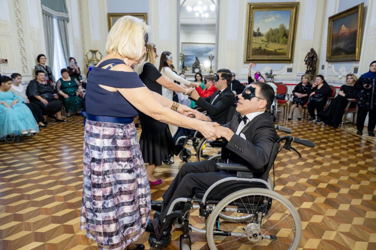 Искусство без границ: маскарадный бал для молодежи в Баку