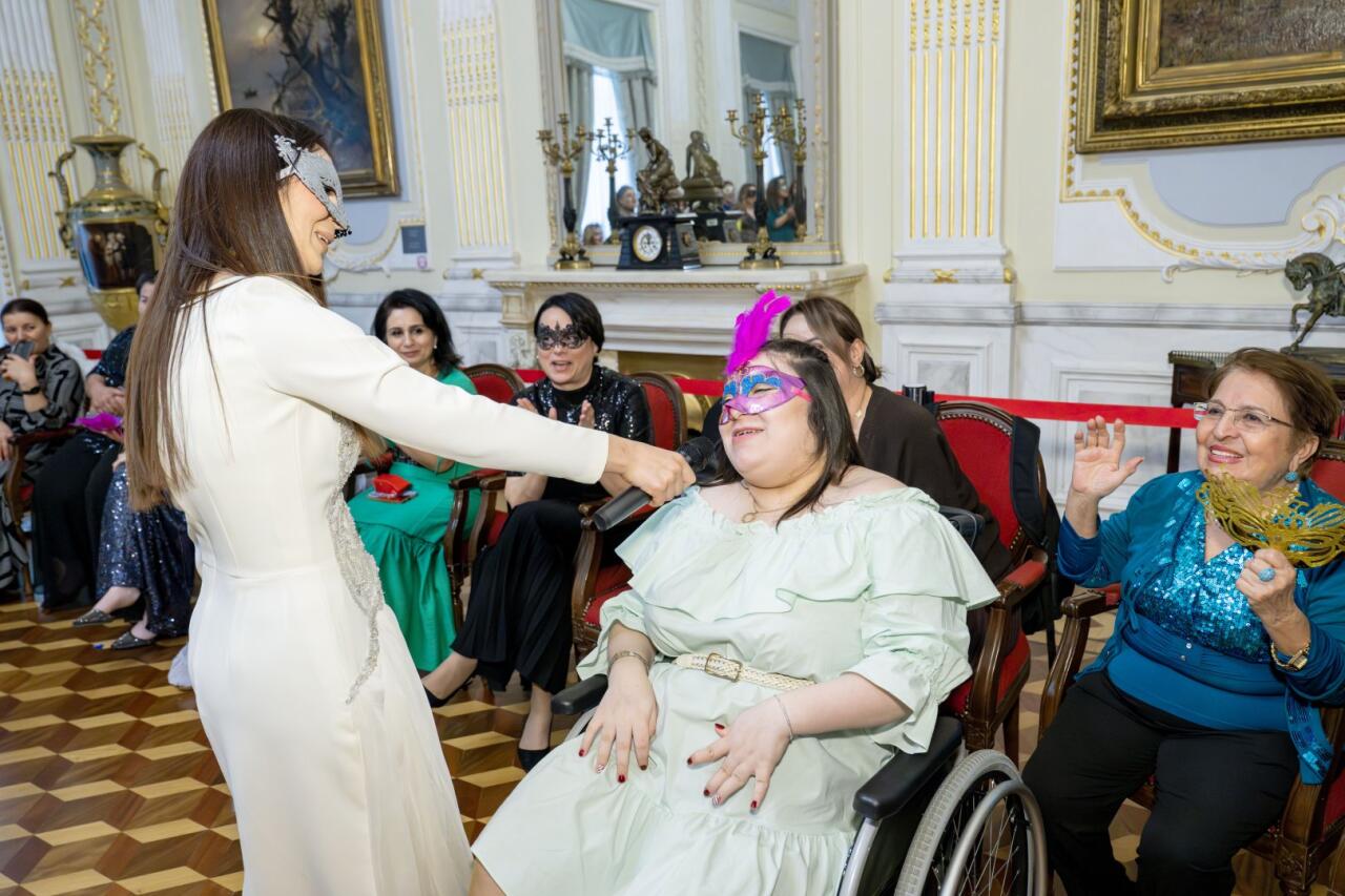 Искусство без границ: маскарадный бал для молодежи в Баку