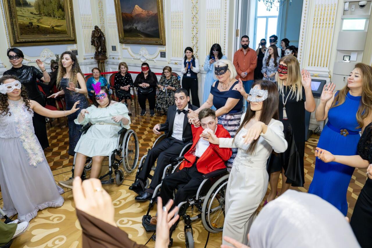 Искусство без границ: маскарадный бал для молодежи в Баку