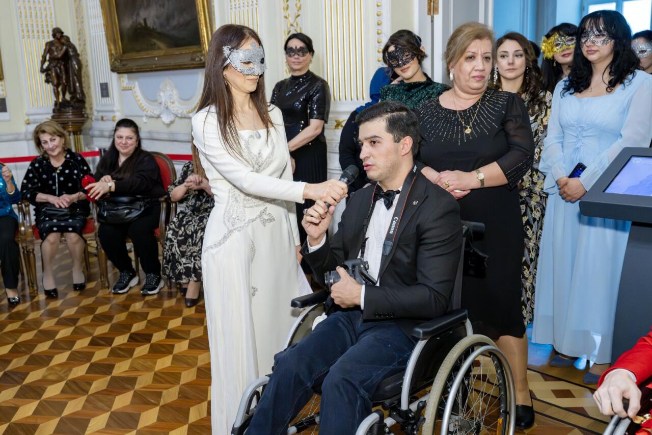 Искусство без границ: маскарадный бал для молодежи в Баку