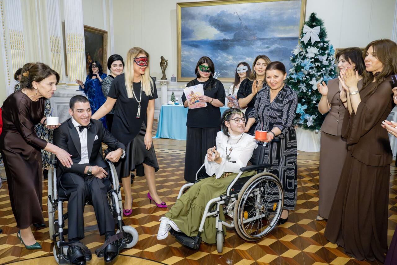 Искусство без границ: маскарадный бал для молодежи в Баку