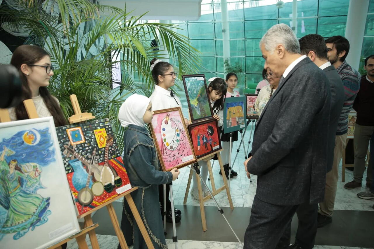 В Баку прошел концерт "90 лет, ставшие песней, цветом и словом"