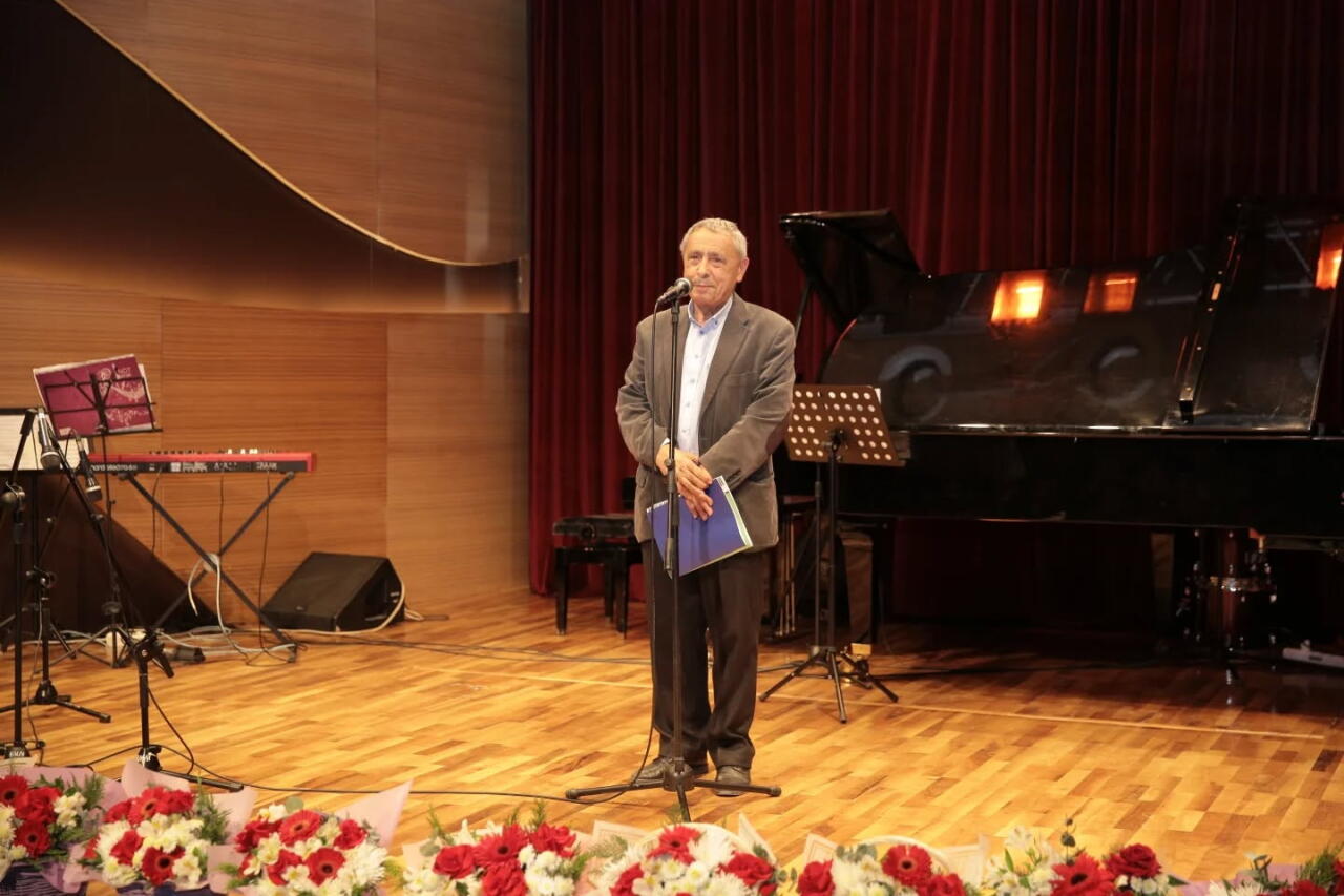 В Баку прошел концерт "90 лет, ставшие песней, цветом и словом"