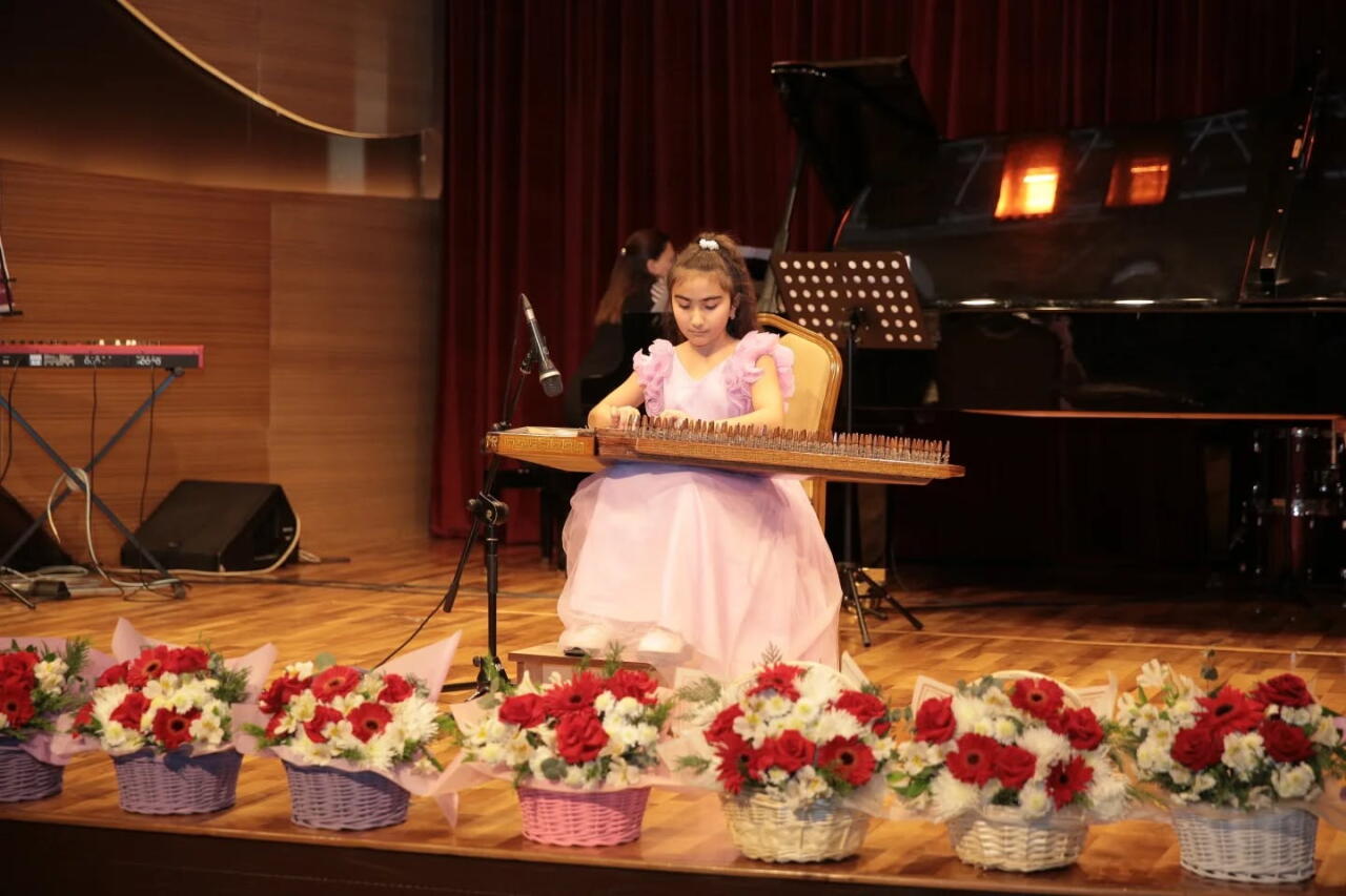 В Баку прошел концерт "90 лет, ставшие песней, цветом и словом"