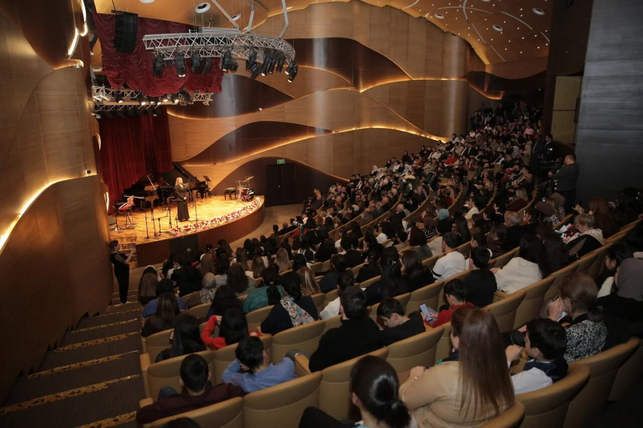 В Баку прошел концерт "90 лет, ставшие песней, цветом и словом"