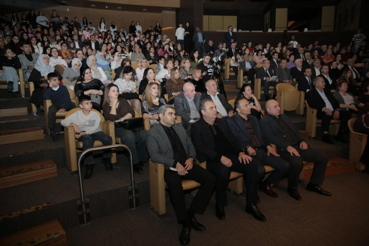 В Баку прошел концерт "90 лет, ставшие песней, цветом и словом"