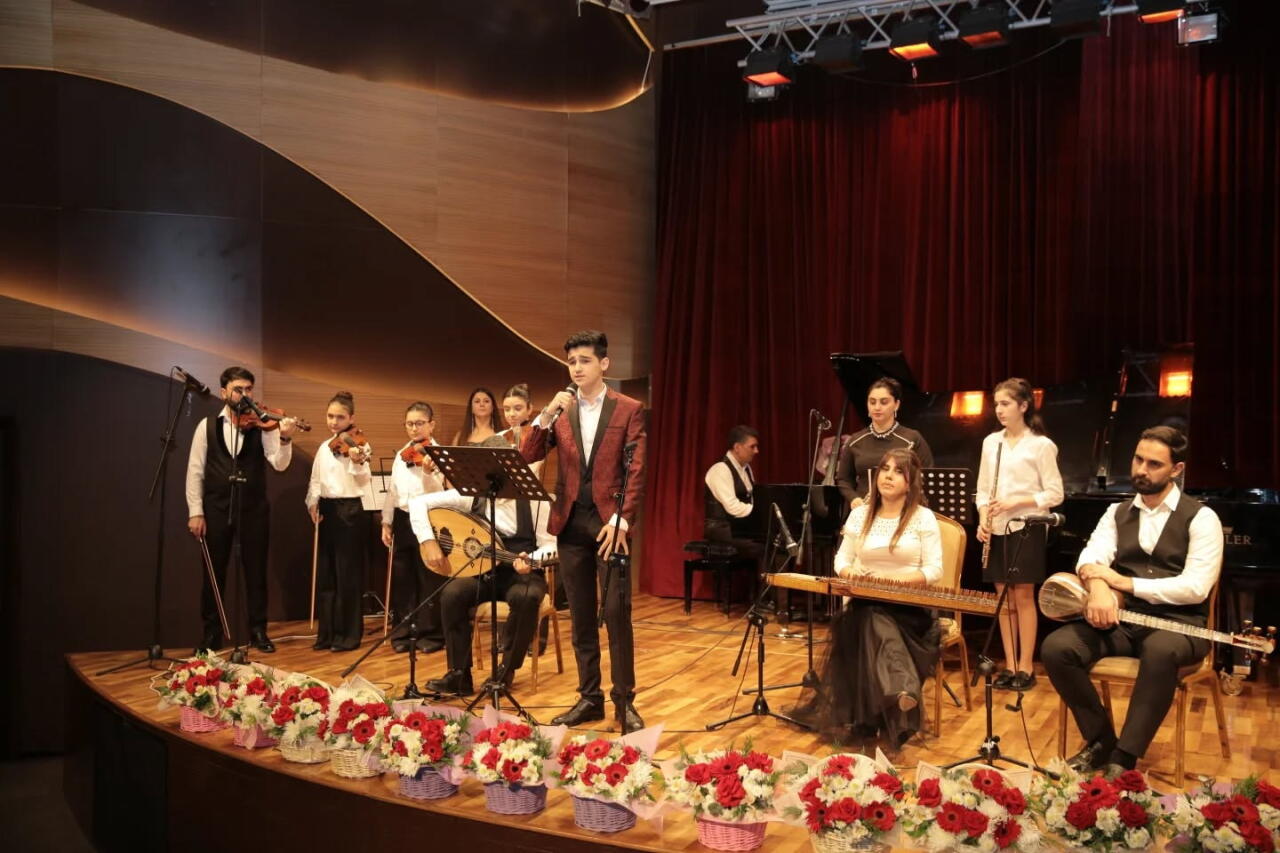 В Баку прошел концерт "90 лет, ставшие песней, цветом и словом"