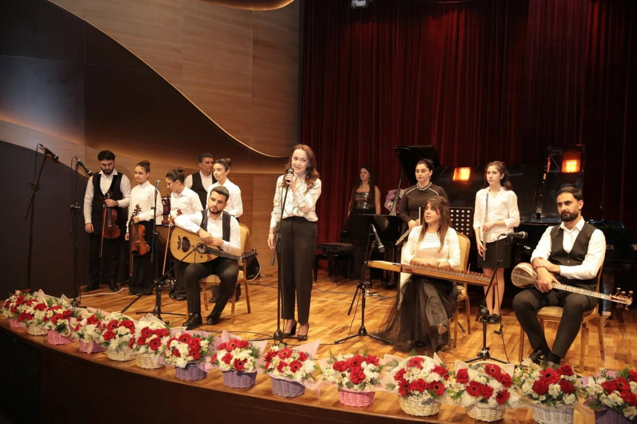 В Баку прошел концерт "90 лет, ставшие песней, цветом и словом"