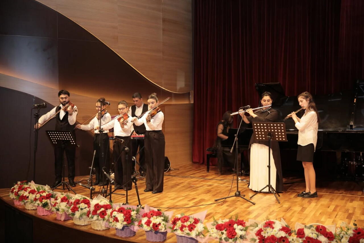 В Баку прошел концерт "90 лет, ставшие песней, цветом и словом"