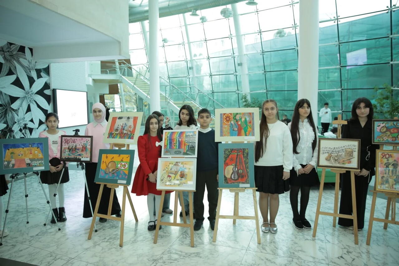 В Баку прошел концерт "90 лет, ставшие песней, цветом и словом"