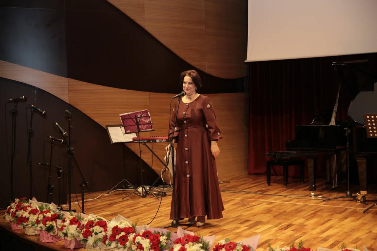 В Баку прошел концерт "90 лет, ставшие песней, цветом и словом"