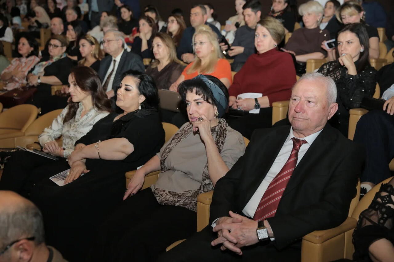 В Баку прошел концерт "90 лет, ставшие песней, цветом и словом"