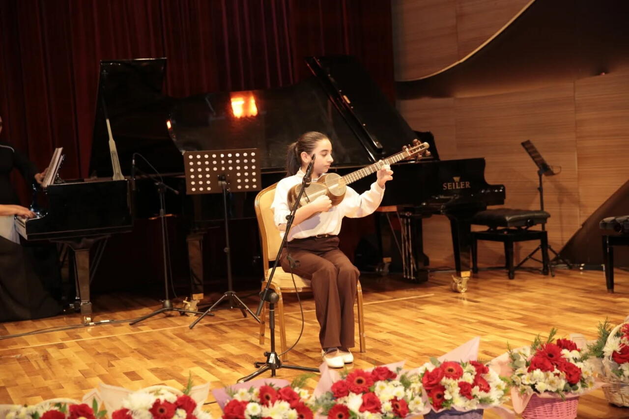 В Баку прошел концерт "90 лет, ставшие песней, цветом и словом"