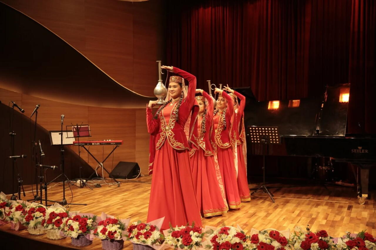 В Баку прошел концерт "90 лет, ставшие песней, цветом и словом"