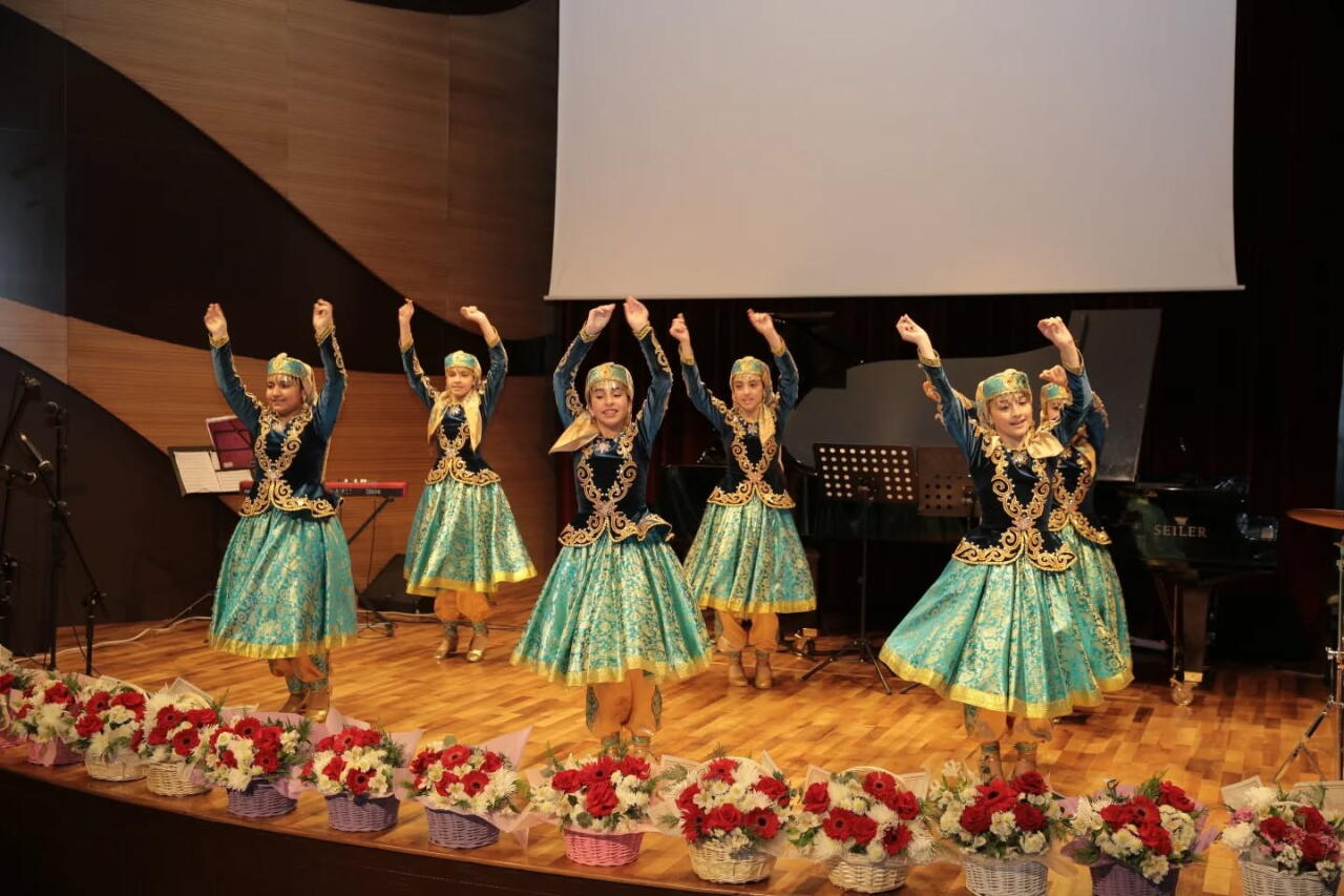 В Баку прошел концерт "90 лет, ставшие песней, цветом и словом"