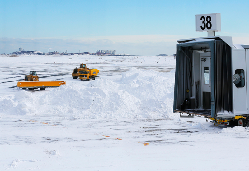 Сильный снегопад парализовал авиасообщение в США