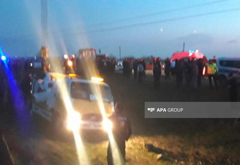 Свадебный кортеж попал в крупное ДТП в Билясуваре, есть погибшие и раненые