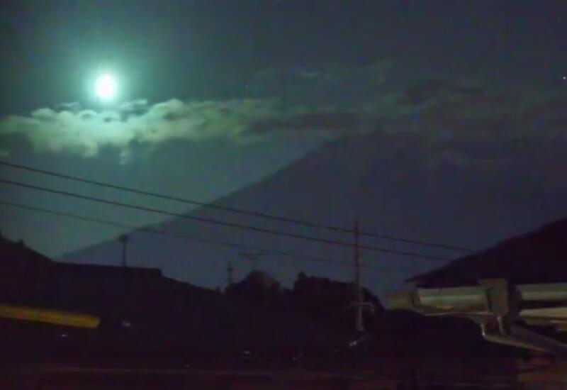 Яркий метеор осветил ночное небо над Японией