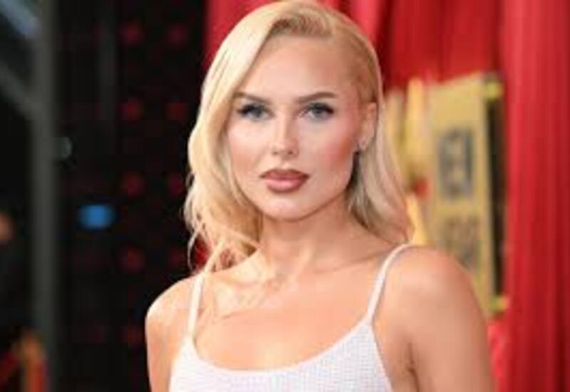 Певица Ханна показала старшую дочь в костюме Снегурочки