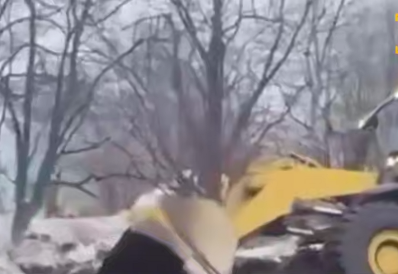 Экскаваторы застряли в сугробах на Камчатке