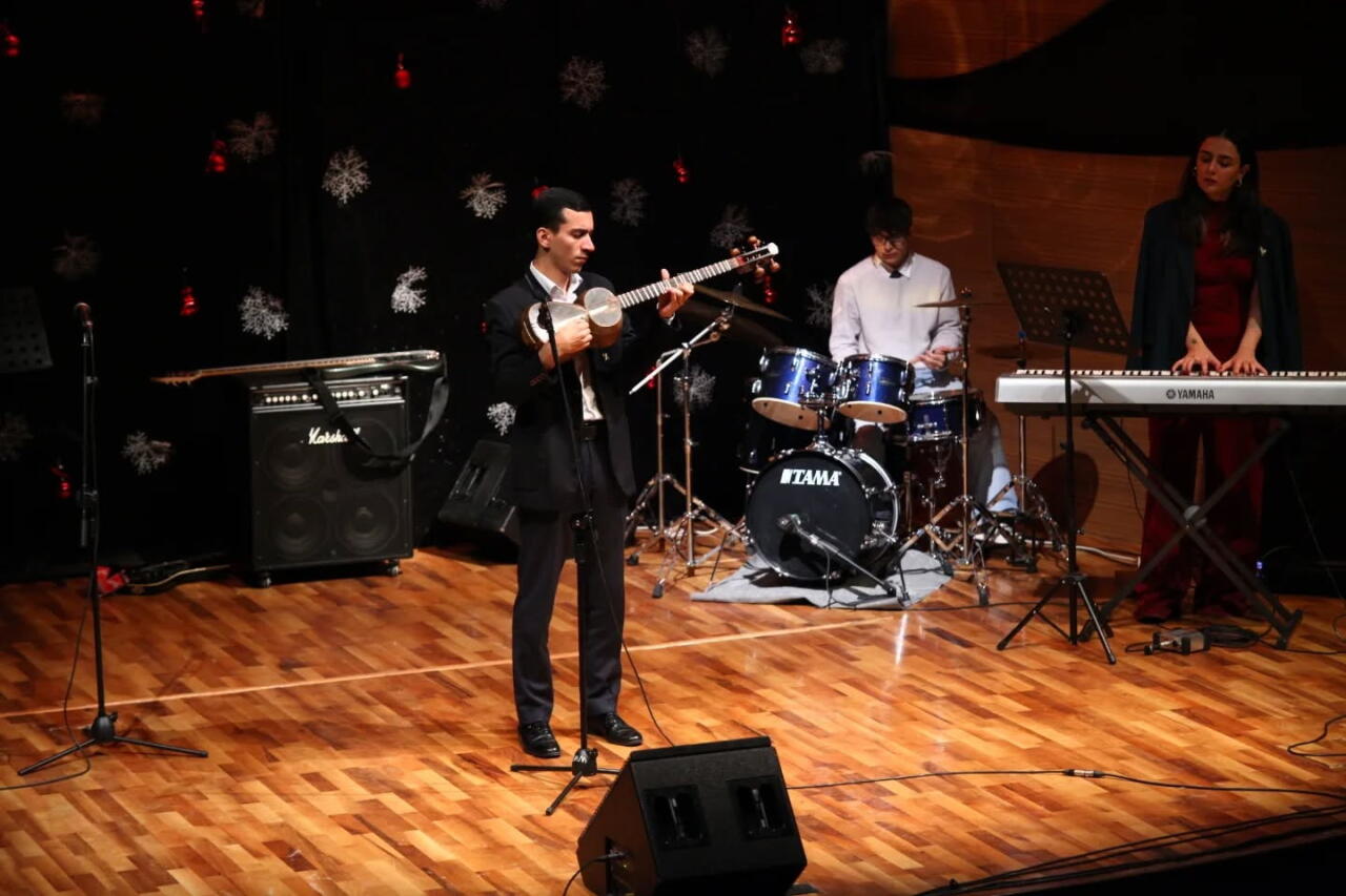 В Баку прошел новогодний концерт Magic Bridge