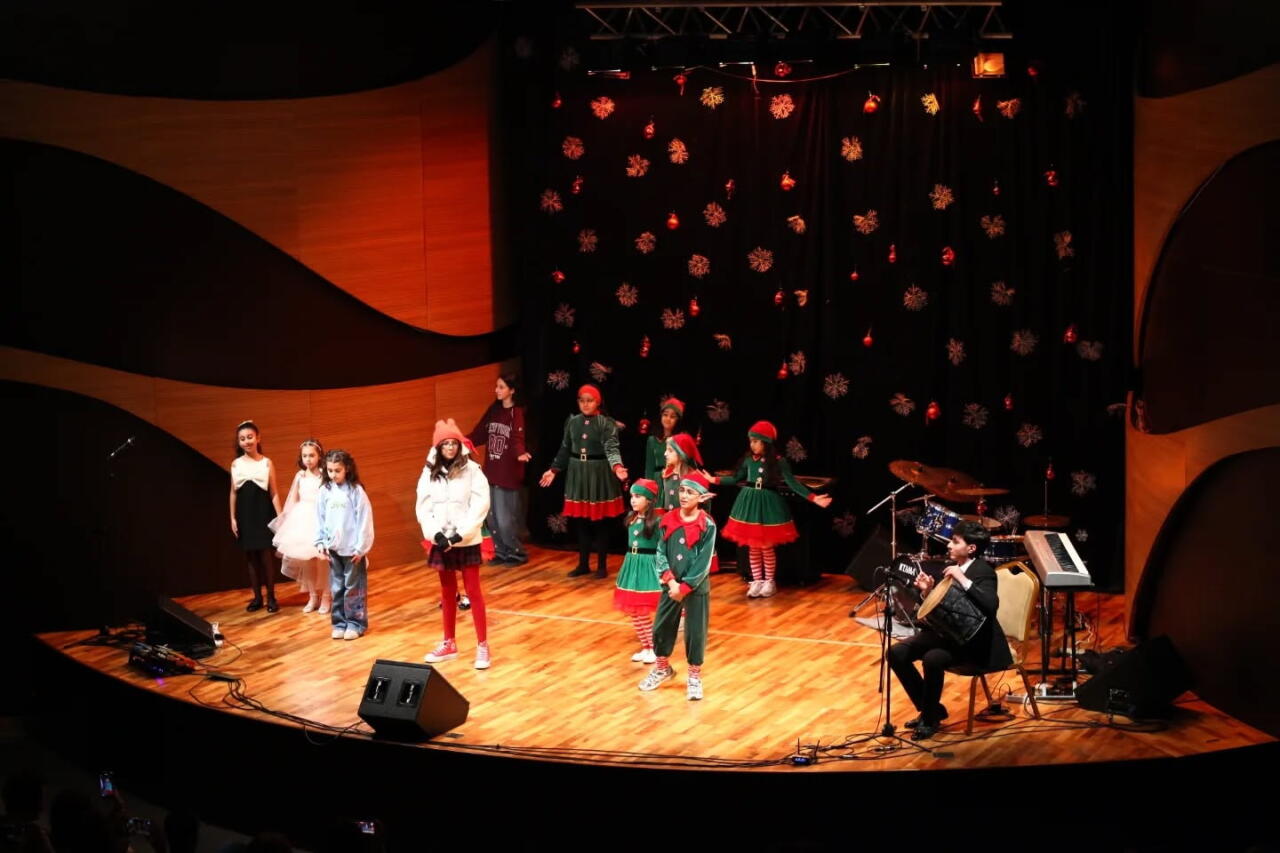 В Баку прошел новогодний концерт Magic Bridge