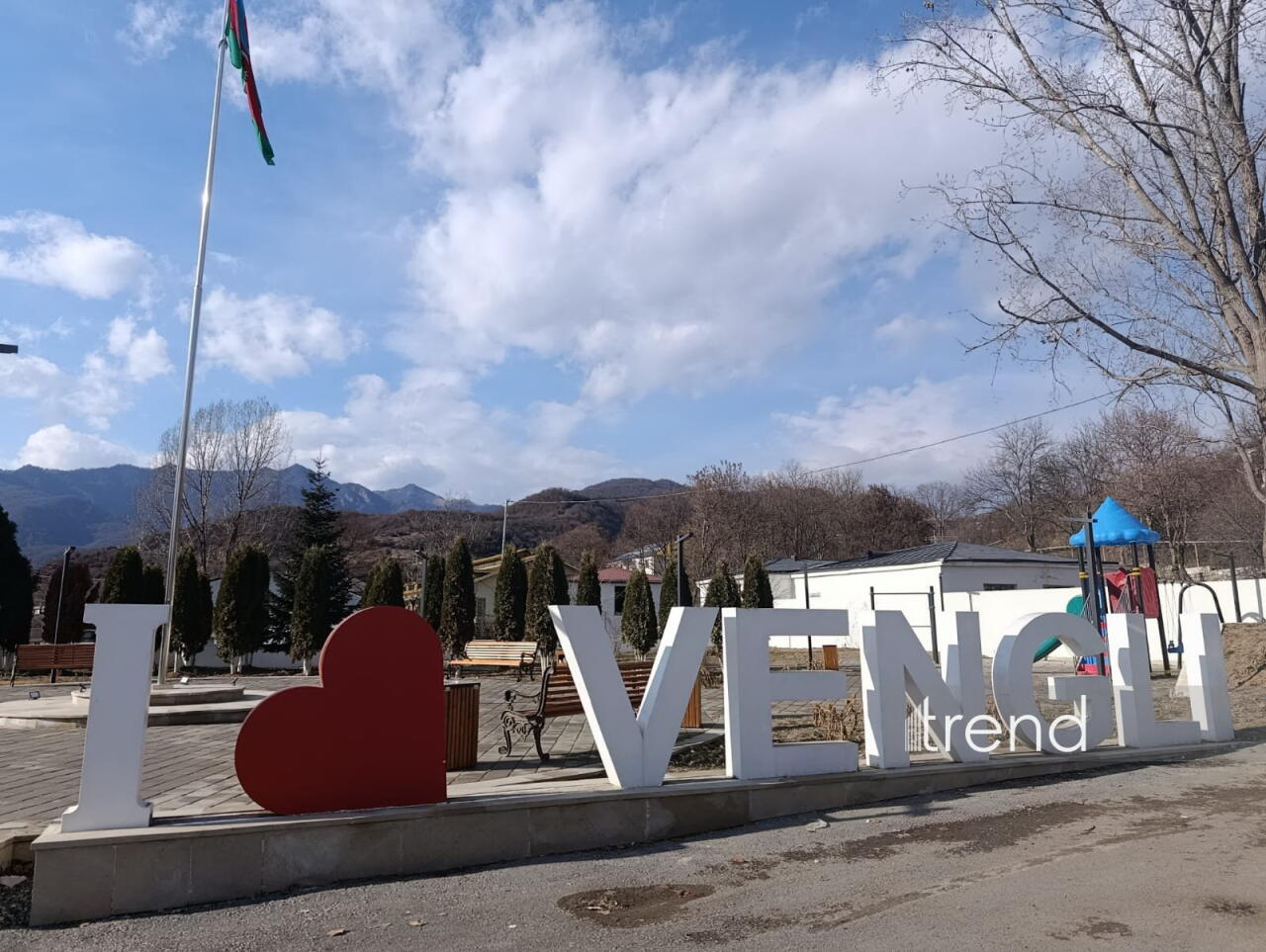 Növbəti köç karvanı Ağdərənin Vəngli kəndinə çatıb: açarlar təqdim olunub