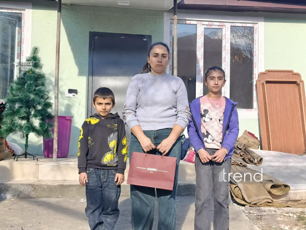 Növbəti köç karvanı Ağdərənin Vəngli kəndinə çatıb: açarlar təqdim olunub