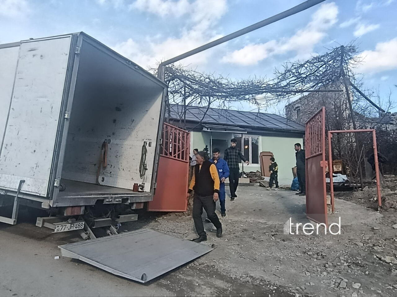 Növbəti köç karvanı Ağdərənin Vəngli kəndinə çatıb: açarlar təqdim olunub