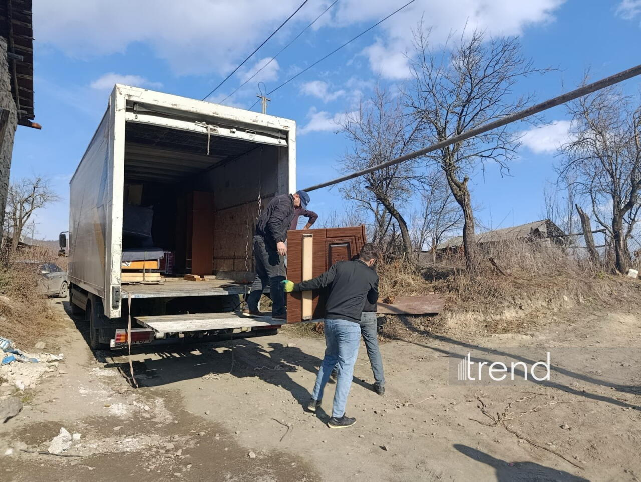 Növbəti köç karvanı Ağdərənin Vəngli kəndinə çatıb: açarlar təqdim olunub