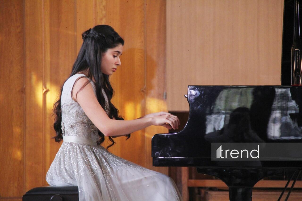 15-летний вундеркинд Айдан Нуриева объединила мировую классику с азербайджанской поэзией