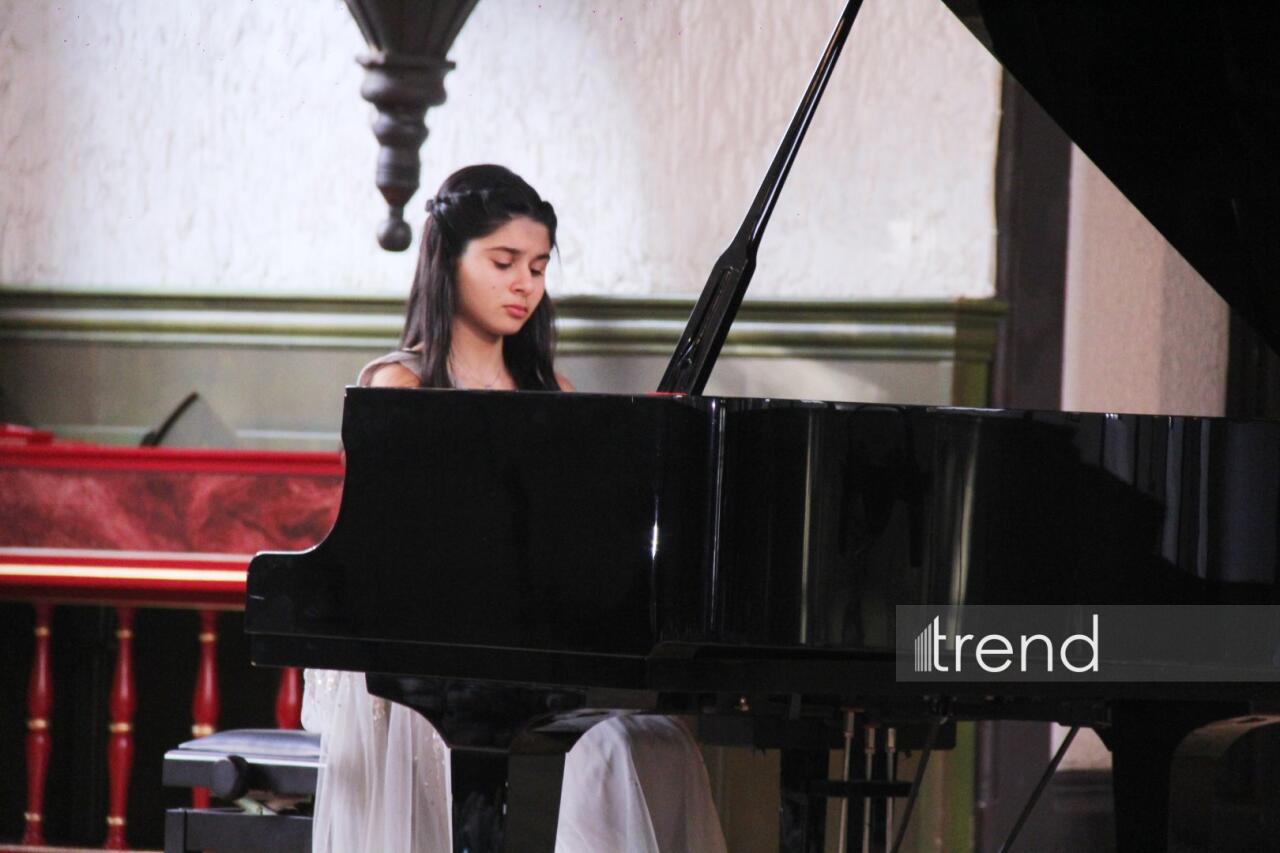 15-летний вундеркинд Айдан Нуриева объединила мировую классику с азербайджанской поэзией
