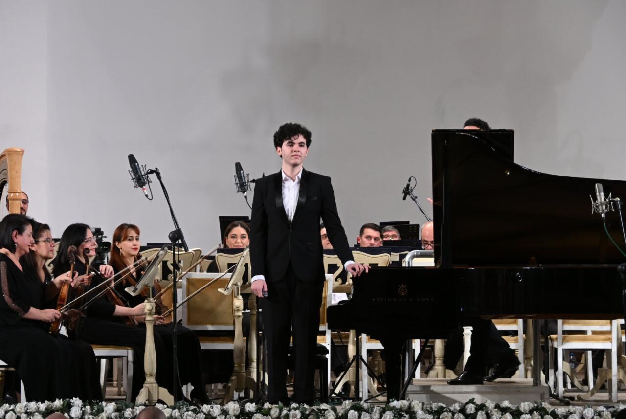 В Баку состоялся концерт, посвященный Дню cолидарности азербайджанцев мира и Новому году