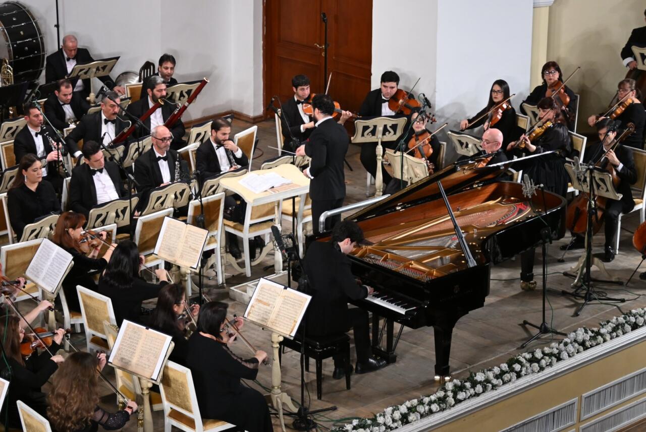 В Баку состоялся концерт, посвященный Дню cолидарности азербайджанцев мира и Новому году