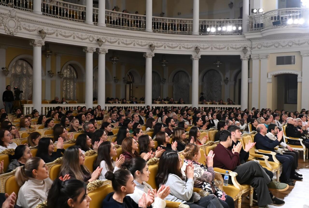 В Баку состоялся концерт, посвященный Дню cолидарности азербайджанцев мира и Новому году